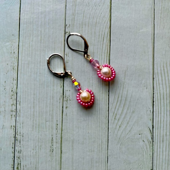 Free with purchase minimalist earrings for women in pink beaded and handmade - Picture 1 of 6